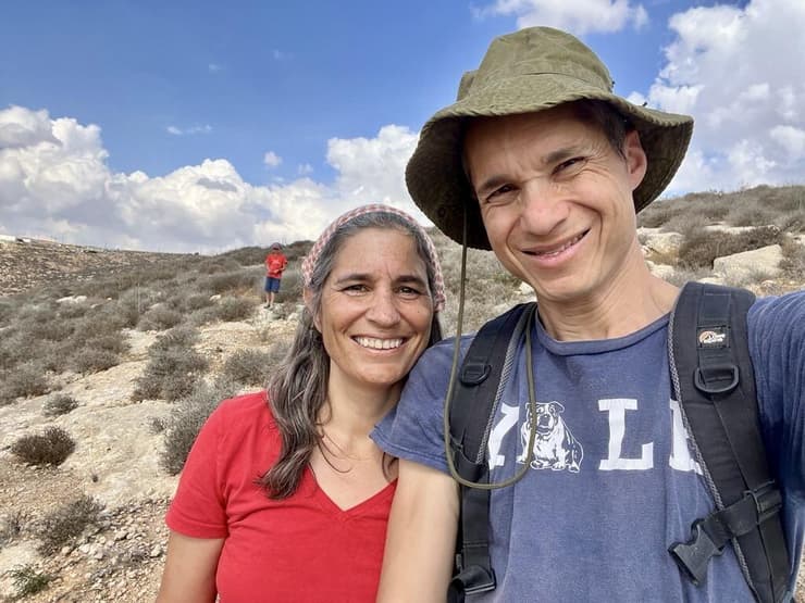 יעל נאמן עם בעלה, ד"ר איתן נאמן ז"ל. להמשיך את ערכיו דרך הלימוד והטיולים בטבע    