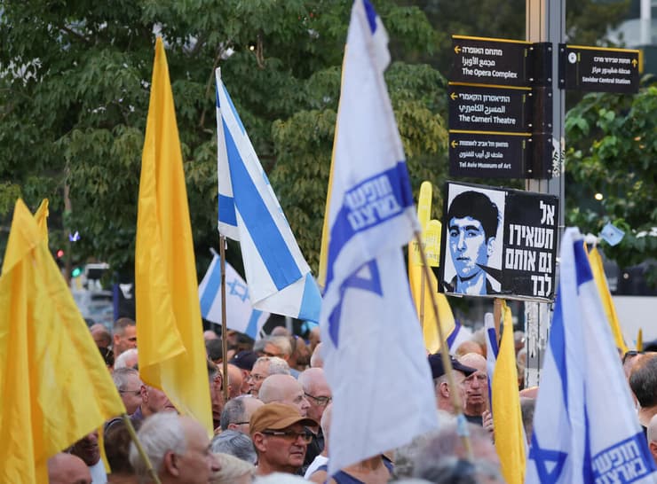 הפגנת טייסי חיל האוויר בדימוס מול הקרייה נגד החלטת הקבינט לכיבוש עזה