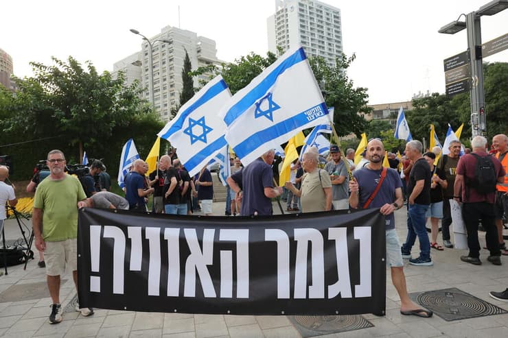 הפגנת טייסי חיל האוויר בדימוס מול הקרייה נגד החלטת הקבינט לכיבוש עזה