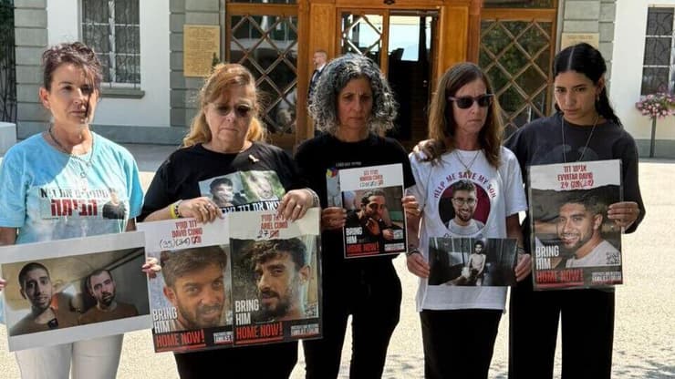 משלחת אימהות חטופים בז'נבה לפגישה עם נשיאת הצלב האדום