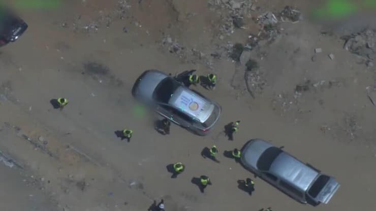 תיעוד מהרצועה: מחבלים חמושים משתמשים ברכב עם סמל מזויף של ארגון "המטבח המרכזי העולמי" וחוסלו מהאוויר