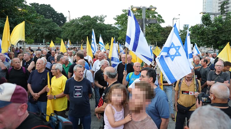 הפגנת טייסי חיל האוויר בדימוס מול הקרייה נגד החלטת הקבינט לכיבוש עזה