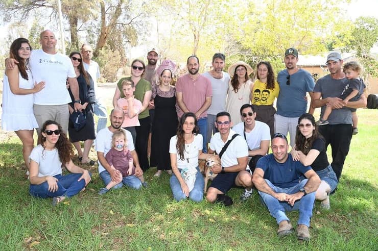 מפגש חברי קיבוץ כפר עזה עם הלוחמים שחילצו אותם (צילום: הרצל יוסף ) מפגש חברי קיבוץ כפר עזה עם הלוחמים שחילצו אותם