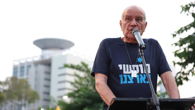 הפגנת טייסי חיל האוויר בדימוס מול הקרייה נגד החלטת הקבינט לכיבוש עזה