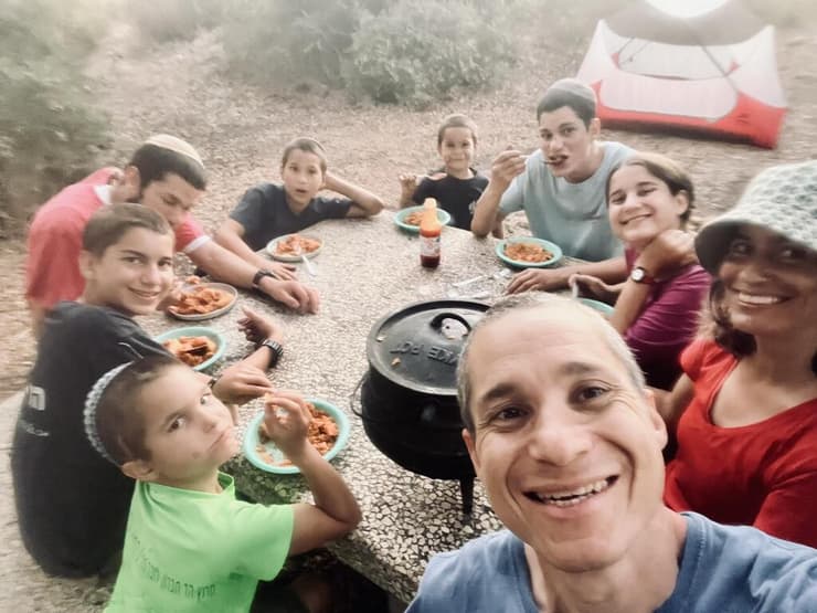 משפחת נאמן באחד מהטיולים המשפחתיים אליהם נהגו לצאת עד לנפילתו של איתן    