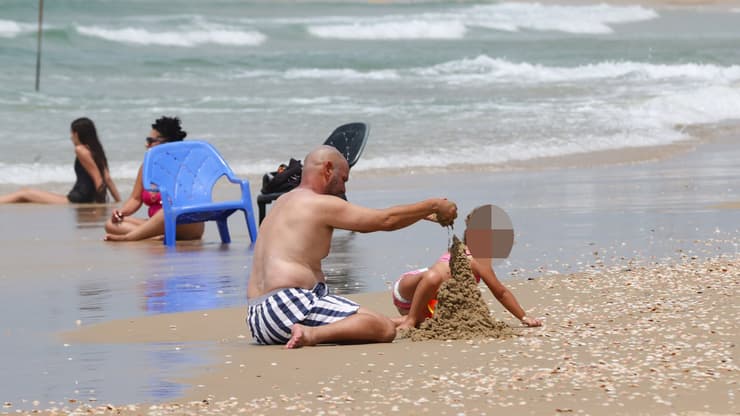 תושבי בת ים מתמודדים עם השרב הכבד