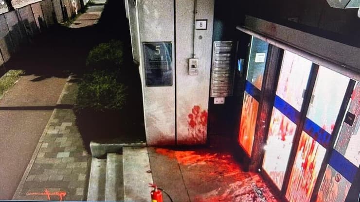 בניין השגרירות בהאג לאחר התקרית בחודש שעבר ונדליזם בבניין שגרירות ישראל בהאג