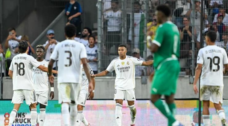 שחקני ריאל מדריד חוגגים עם קיליאן אמבפה