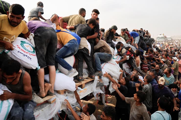 פלסטינים מתנפלים על משאית סיוע המוניטרי חאן יונס עזה 