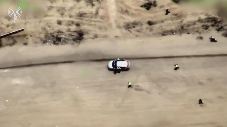 תיעוד מהרצועה: מחבלים חמושים משתמשים ברכב עם סמל מזויף של ארגון "המטבח המרכזי העולמי" וחוסלו מהאוויר