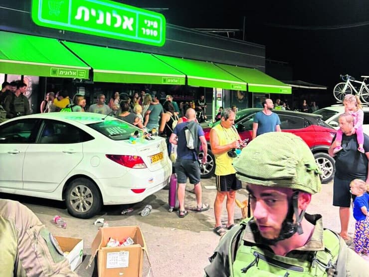 הלוחמים והמשפחות בתחנת הדלק מחוץ לכפר עזה, ב7 באוקטובר הלוחמים והמשפחות בתחנת הדלק מחוץ לכפר עזה, ב7 באוקטובר