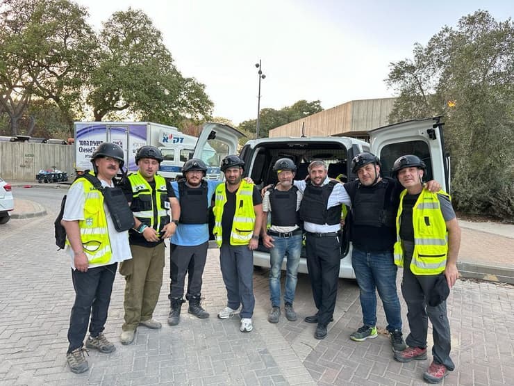 שעיו (במרכז, רביעי משמאל) עם חבריו שהגיעו להתנדב בזק"א (צילום: הסוכנות היהודית מקסיקו) אדמונדו שעיו (במרכז, רביעי משמאל) עם חבריו המתנדבים בזק"א