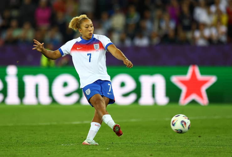 ג'יימס בועטת את הפנדל מול שבדיה