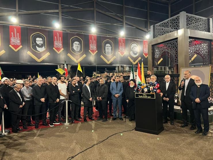 מזכיר ביטחון לאומי של איראן עלי לאריג'אני בקברו של נסראללה