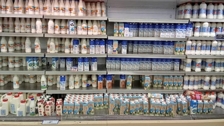 חלק מרשתות השיווק מוכרות חלב לא מפוקח בלבד חלק מרשתות השיווק מוכרות חלב לא מפוקח בלבד