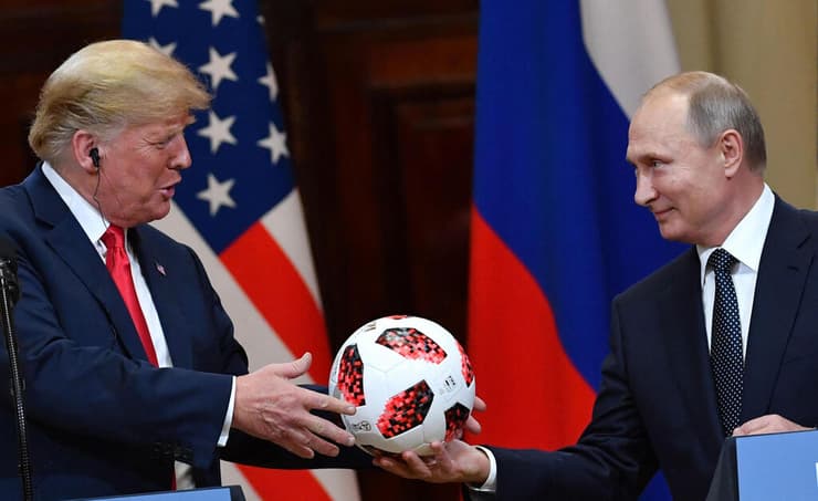 ארכיון יולי 2018  נשיא רוסיה פוטין מעניק ל נשיא ארה"ב טראמפ כדורגל ממונדיאל 2018 (שנערך ברוסיה) במהלך פסגה ב הלסינקי פינלנד בכהונתו הראשונה של טראמפ