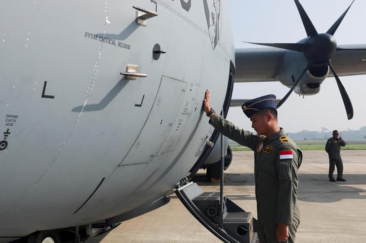 ג'קרטה אינדונזיה מטוס תובלה לפני המראה ל עזה עם סיוע הומניטרי