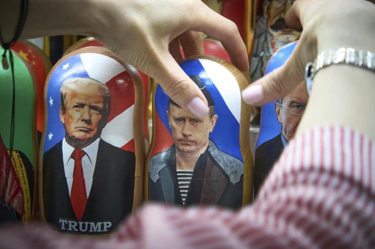 בובת בבושקה של נשיאי ארה"ב ו רוסיה טראמפ ו פוטין ב חנות מזכרות ב מוסקבה 12 באוגוסט