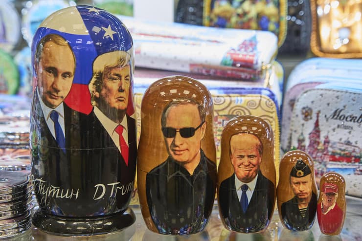 בובת בבושקה של נשיאי ארה"ב ו רוסיה טראמפ ו פוטין ב חנות מזכרות ב מוסקבה 12 באוגוסט