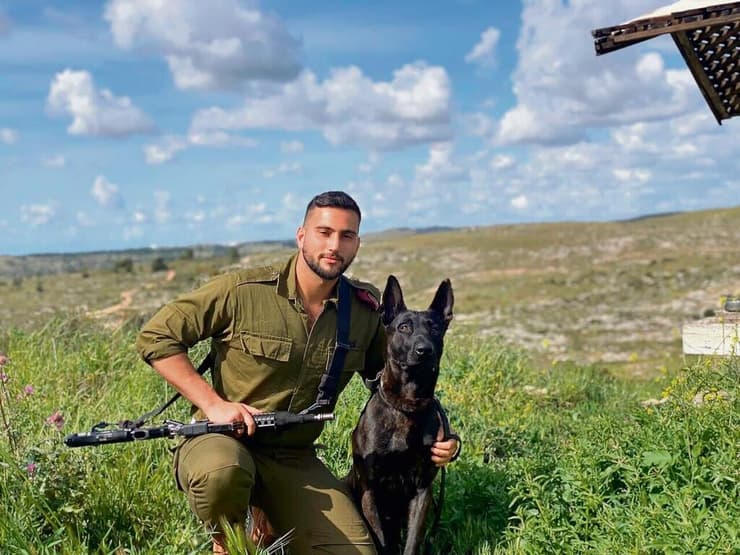 בן לנדי עם כלבו ג'ק, שנהרג בעזה בן לנדי עם כלבו ג'ק, שנהרג בעזה