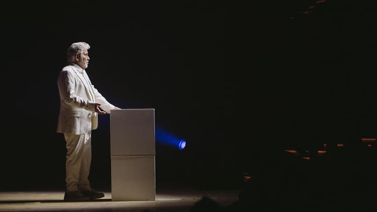 מתוך המופע "נאומים נגד הייאוש"