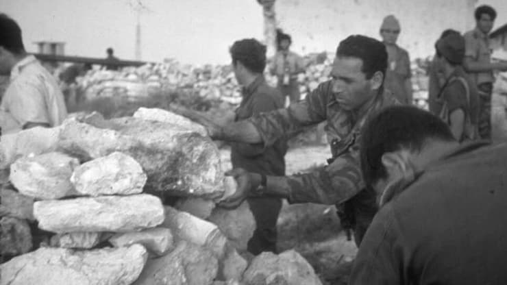 דודיק רוטנברג ז"ל ולוחמי הגדוד מקימים אנדרטת זיכרון לחללי גדוד 66 בראש גבעת התחמושת