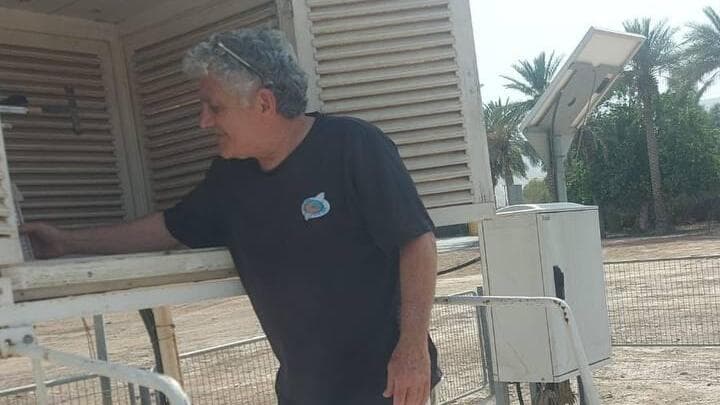 מודד השירות המטאורולוגי אבי סטרומזה בתחנה בגילגל 