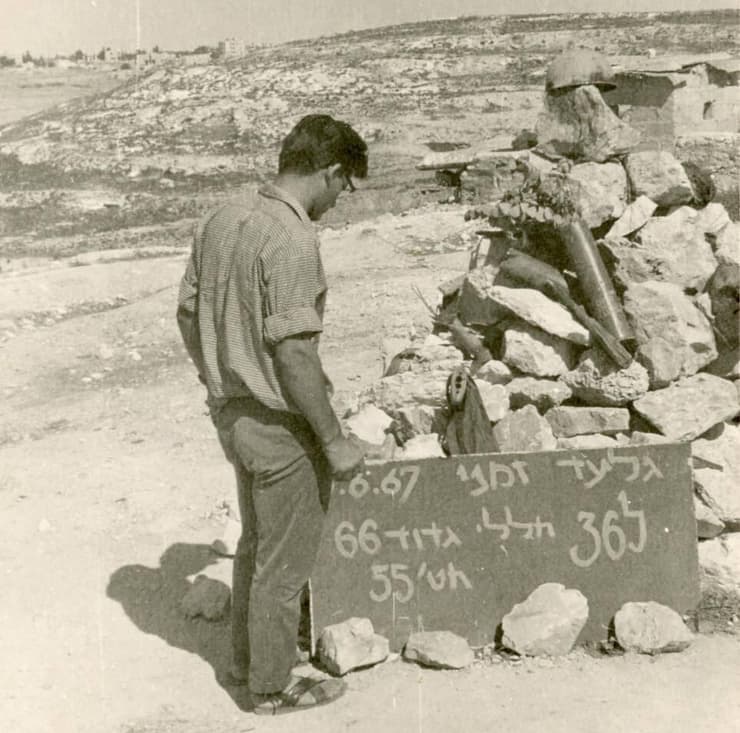 יהודה ירון - הקשר של דודיק ז"ל, בביקור בגבעה לאחר הקרב