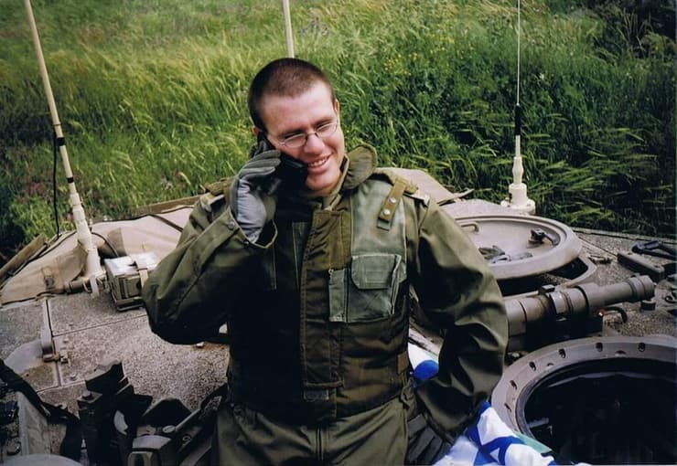 יואב בונה המ"פ של גלעד שליט כקצין בחטיבה 188