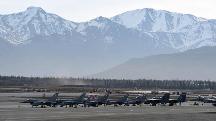 ארכיון 2017 מטוסי קרב ב בסיס אלמנדורף-ריצ'רדסון של צבא ארה"ב ליד אנקורג' אלסקה שבו תיערך פסגה בין נשיא ארה"ב טראמפ לנשיא רוסיה פוטין