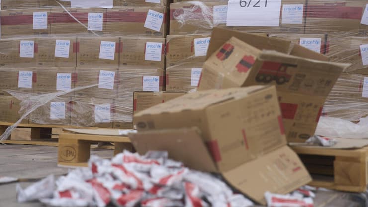 סיוע הומניטרי מפוזר על הקרקע ליד מעבר כיסופים (צילום: AP Photo/Ariel Schalit) סיוע המניטרי מפוזר ליד כיסופים