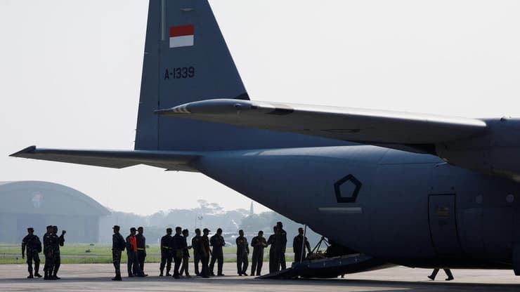 מטוס אינדונזי לפני המראה להצנחת סיוע ברצועה. אתמול (צילום: REUTERS/Ajeng Dinar Ulfiana) ג'קרטה אינדונזיה מטוס תובלה לפני המראה ל עזה עם סיוע הומניטרי