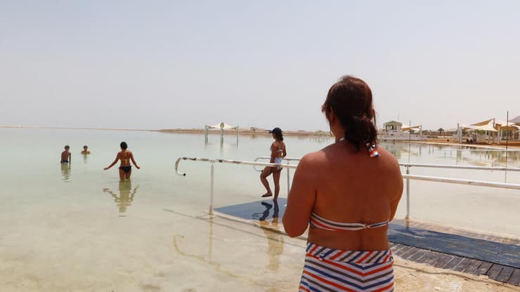 מתרחצים בים המלח (צילום: REUTERS/Sinan Abu Maizer) ים המלח