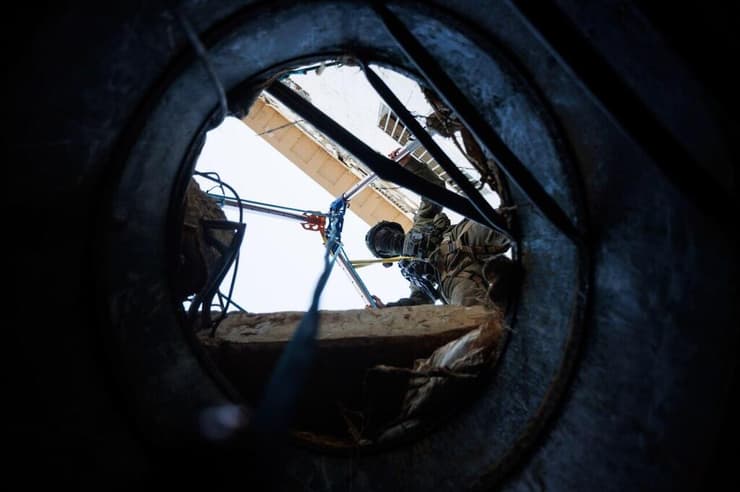 כוח יהל"ם מפֶּתח פיר שנחשף מתחת לביה"ח הטורקי במרכז הרצועה