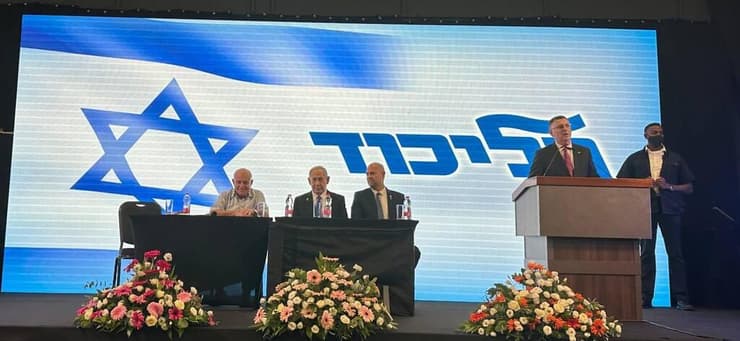 ראש הממשלה בנימין נתניהו על הבמה של מרכז הליכוד