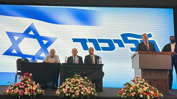 ראש הממשלה בנימין נתניהו על הבמה של מרכז הליכוד