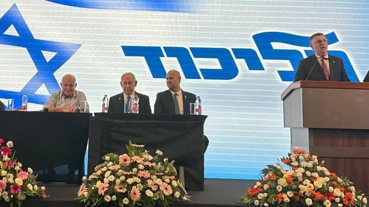 ראש הממשלה בנימין נתניהו על הבמה של מרכז הליכוד