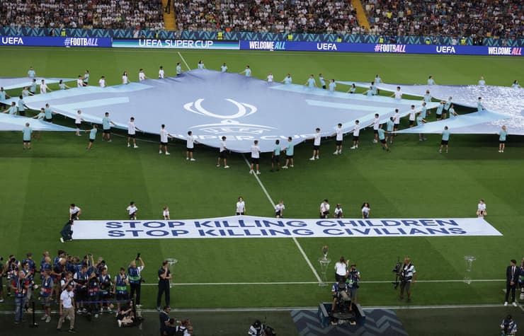  השלט נגד הרג ילדים בסופר קאפ האירופי