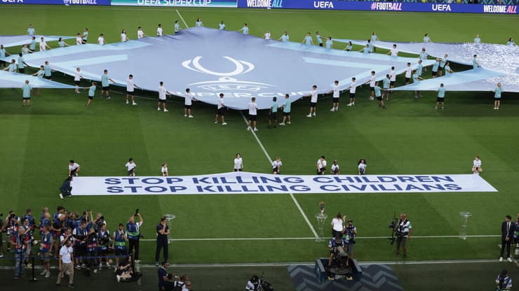 השלט נגד הרג ילדים בסופר קאפ האירופי