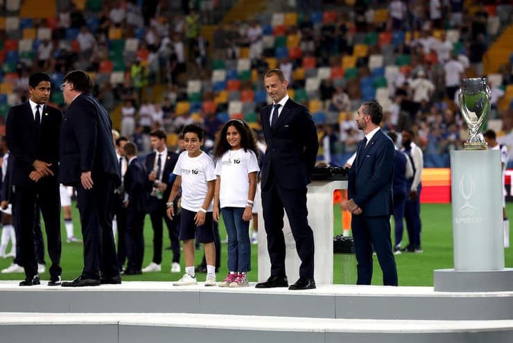 טאלה ומוחמד לצד נשיא אופ"א, אלכסנדר צ'פרין, בטקס הענקת המדליות