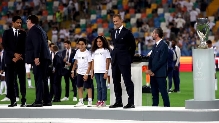 טאלה ומוחמד לצד נשיא אופ"א, אלכסנדר צ'פרין, בטקס הענקת המדליות