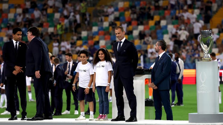 טאלה ומוחמד לצד נשיא אופ"א, אלכסנדר צ'פרין, בטקס הענקת המדליות