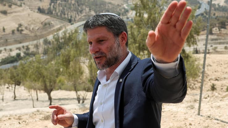 שר האוצר בצלאל סמוטריץ' ליד מעלה אדומים