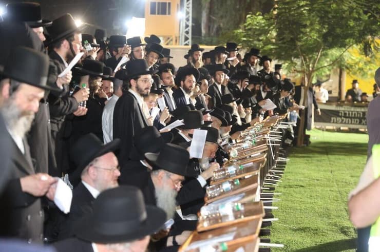 מחאת חרדים מול כלא 10 ביום חמישי (צילום: מוטי קמחי) הפגנת חרדים מול כלא 10