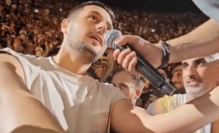 עוז אוקמפו בהופעתו של פאר טסי (צילום מסך, טיקטוק amit.ayuki) עוז אוקמפו בהופעתו של פאר טסי