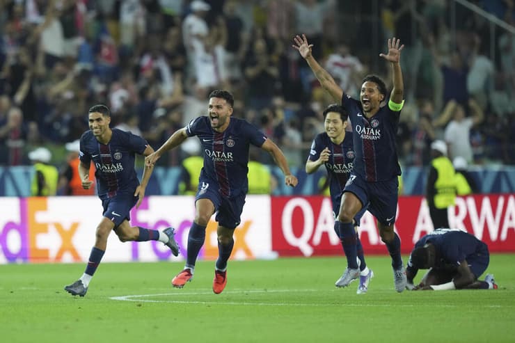 שחקני פ.ס.ז' חוגגים את הניצחון על טוטנהאם בסופרקאפ האירופי (צילום: AP Photo/Antonio Calanni) שחקני פ.ס.ז' חוגגים