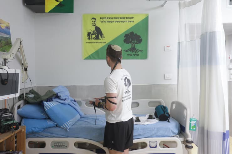 שגרה אינטנסיבית של טיפולים. א' במחלקת חוזרים לחיים (צילום: אביגיל עוזי) א', לוחם גולני שנפצע ברצועת עזה, במחלקת השיקום "חוזרים לחיים" בשיבא