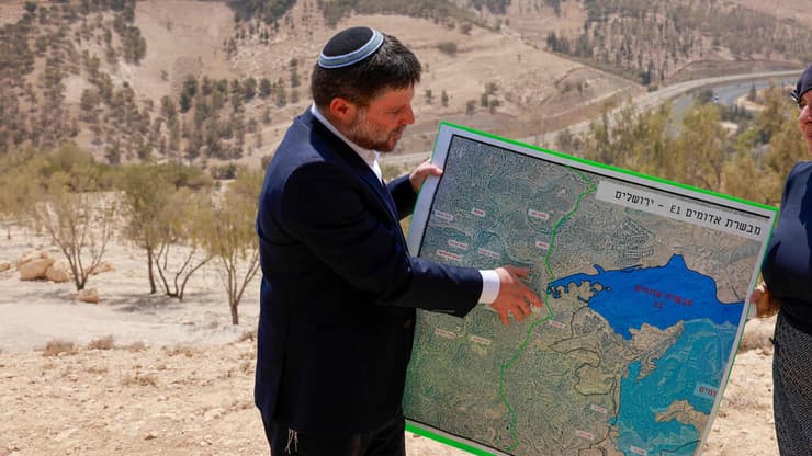 סמוטריץ' מציג את התוכנית. באירופה חושדים ב"מניעים פוליטיים" לפני הבחירות (צילום: Menahem KAHANA / AFP) שר האוצר בצלאל סמוטריץ' ליד מעלה אדומים