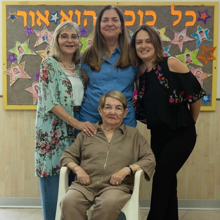 הכול נשאר במשפחה. מימין: הבת עדי וינשטיין, האחות טלי סרדס ובלהה ארן. יושבת: אמא לילי שייביץ    
