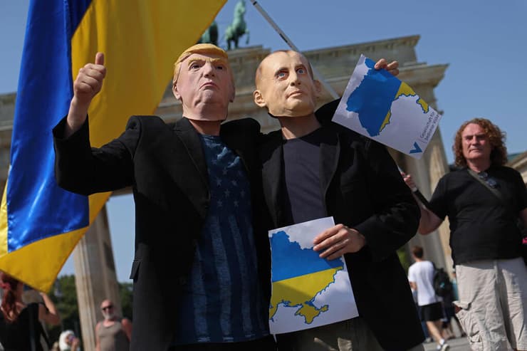 הפגנה של תומכי אוקראינה ב ברלין נגד נשיא ארה"ב טראמפ ונשיא רוסיה פוטין מחופשים אליהם ונראים קורעים את מפת אוקראינה
